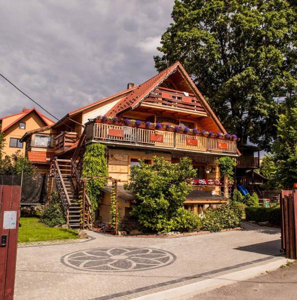 Na fotografii je vidět objekt Willa Szarotka nacházející se ve městě Rabka.