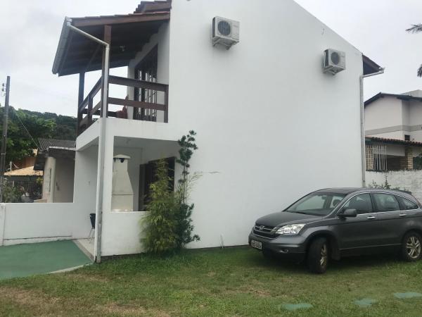 På billedet ses objektet Sobrado 50 metros da Praia da Armação e Matadeiro-Floripa!! 35 beliggende i byen Florianópolis.