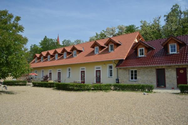 Na fotografii je vidět objekt Stará Fara nacházející se ve městě Všestudy.