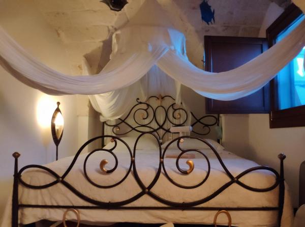 A la foto es mostra l'objecte I due Amori situat a la ciutat de Ostuni.