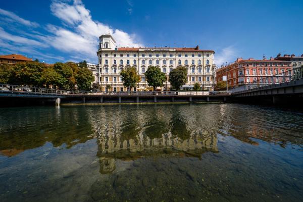 Na zdjęciu widoczny jest obiekt Hotel Continental położony w mieście Rijeka.