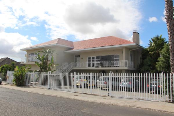 The photo shows the Fomo Lodge located in the city of Bellville.