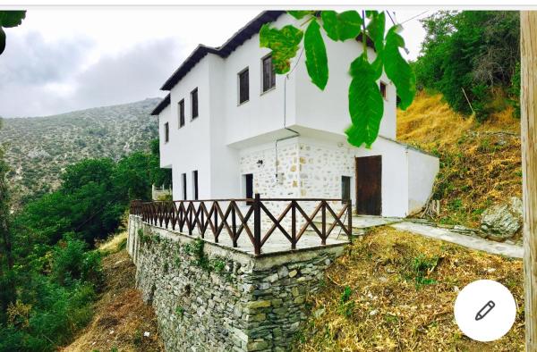 Na fotografii je vidět objekt Traditional House Makrinitsa nacházející se ve městě Makrinítsa.