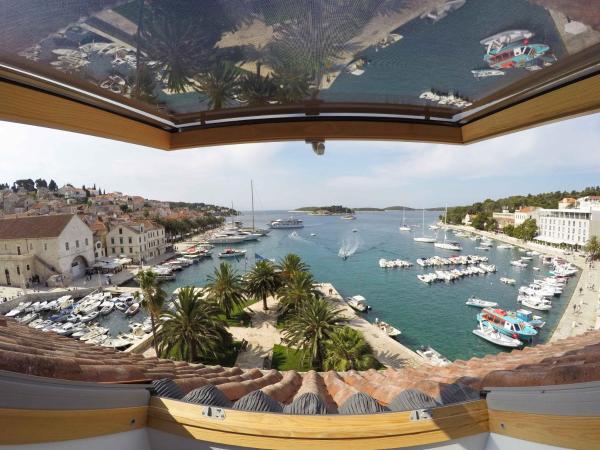 A la foto es mostra l'objecte Hvar attic modern design - town center with a great view situat a la ciutat de Hvar.