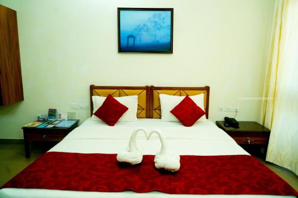 На фото показан объект KSTDC Hotel Mayura Pine Top Nandi Hills, расположенный в городе Nandi.