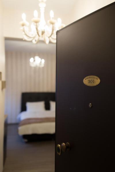 A la foto es mostra l'objecte MARGARITA'S SUITES situat a la ciutat de Atenes.