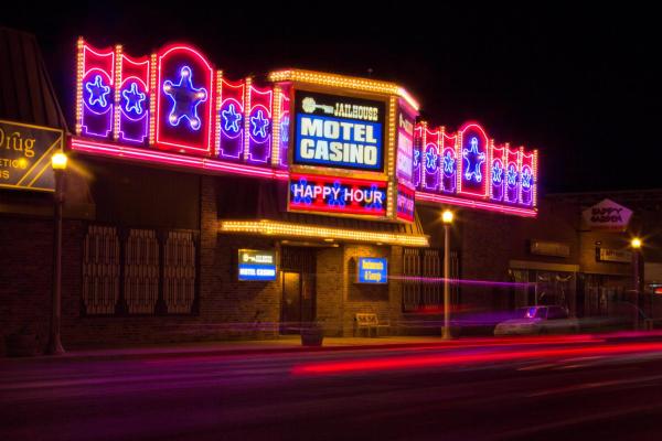Na fotografii je vidět objekt Jailhouse Motel and Casino nacházející se ve městě Ely.