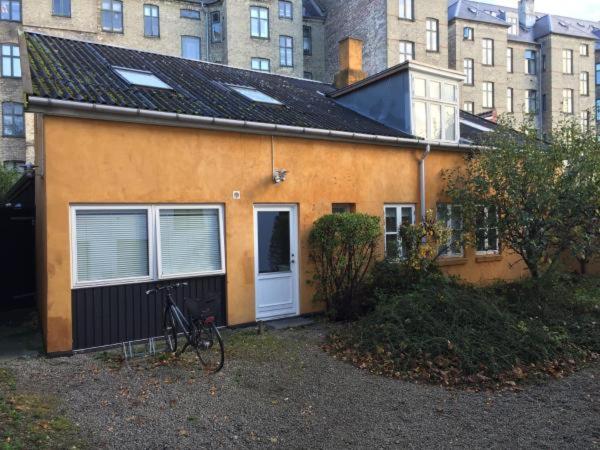 Rooms in quiet Yellow Courtyard Apartment, Копенгаген