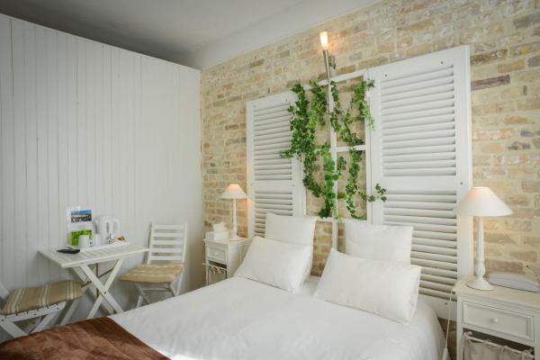 På billedet ses objektet Logis Hôtel Restaurant l'Auberge Normande beliggende i byen Carentan.