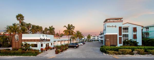 Na foto é possível ver o objeto Silver Surf Gulf Beach Resort localizado na cidade de Bradenton Beach.