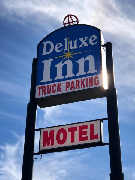 A la foto es mostra l'objecte Deluxe Inn Motel situat a la ciutat de Clint.