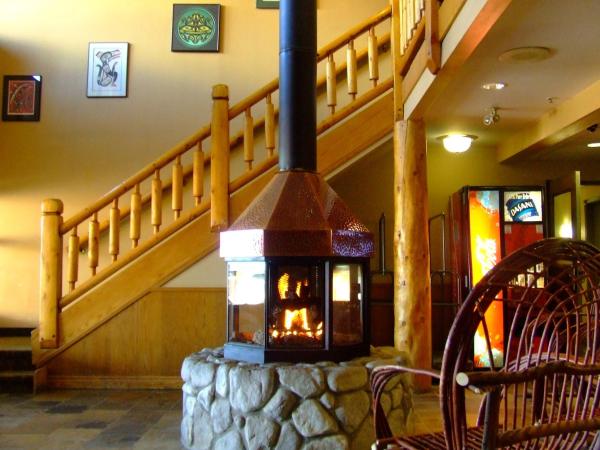 På billedet ses objektet The Yukon Inn beliggende i byen Whitehorse.