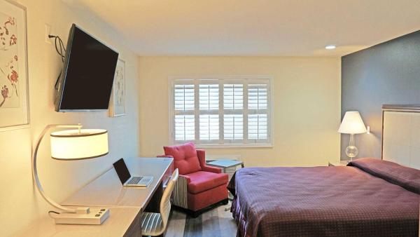 The photo shows the Del Mar Motel located in the city of Rosemead.
