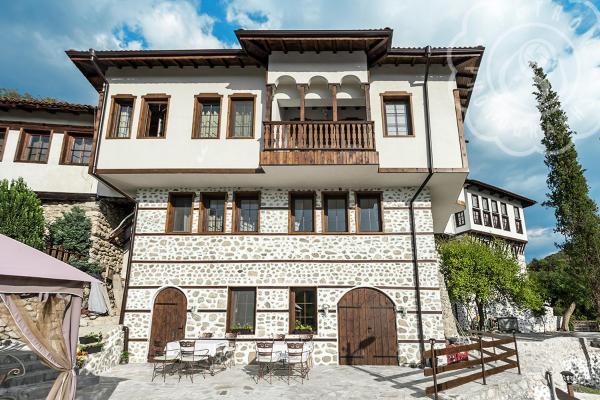 Na foto é possível ver o objeto Manoleva House localizado na cidade de Rozhen.