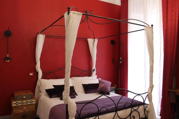 Na foto é possível ver o objeto Lavanera Home localizado na cidade de Naples.