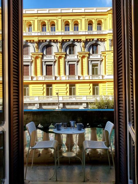 Na foto é possível ver o objeto Napoli Central Loft localizado na cidade de Naples.