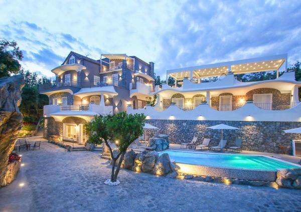 A la foto es mostra l'objecte Villa Caruso situat a la ciutat de Ischia.