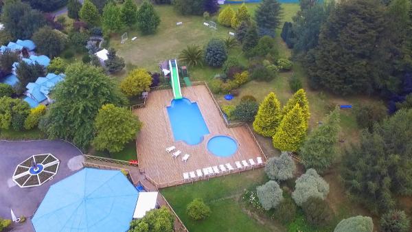 Na fotografii je vidět objekt Hotel y Cabañas Molino Viejo nacházející se ve městě Puerto Varas.