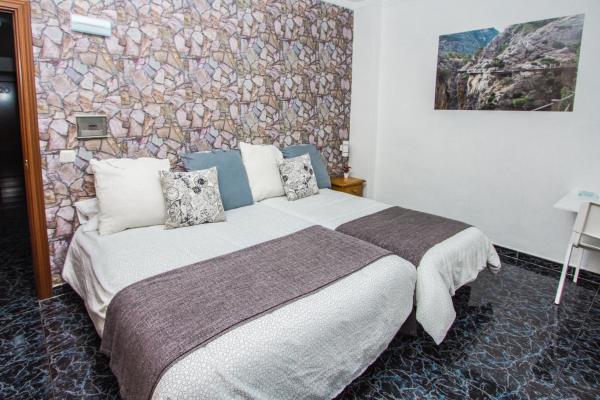 写真にはアロラ市にあるHostal Caminito del Reyが写っています。