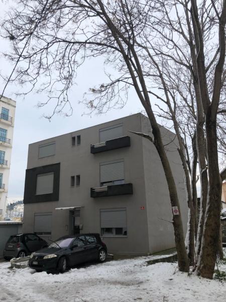 The photo shows the roomotel located in the city of Chalkida.