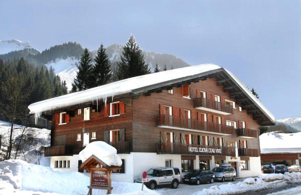 The photo shows the Hôtel Eliova l'Eau Vive located in the city of Châtel.