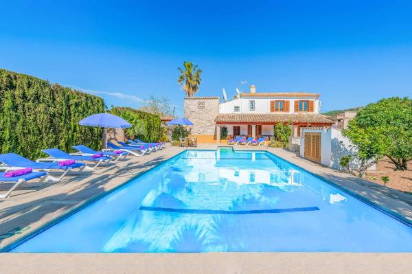 写真にはポリェンサ市にあるVilla Palmerasが写っています。