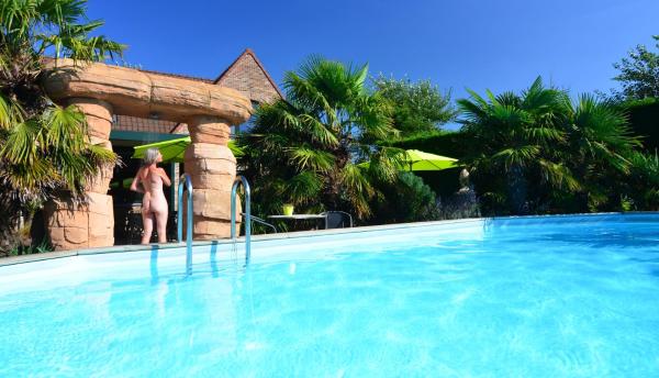 照片显示了位于Oostduinkerke市的B&B wellness Sea Nat voor Naturisten物件。