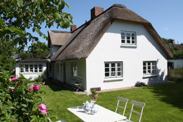På billedet ses objektet Friesenhaus Amrum Friesenhaushälfte *Klönschnack* beliggende i byen Süddorf.