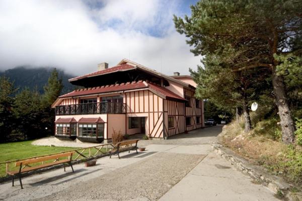 The photo shows the Hotel Temenuga located in the city of Panichishte.