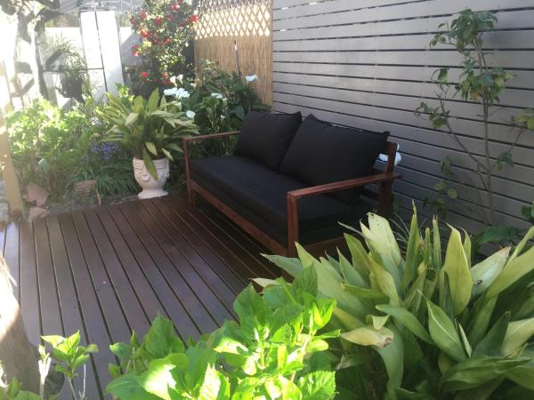 The photo shows the bluebird cottage located in the city of Angaston.