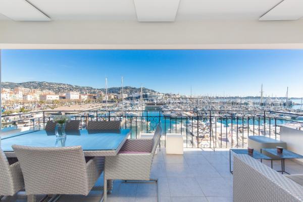 A la foto es mostra l'objecte Cannes Vieux Port situat a la ciutat de Canes.