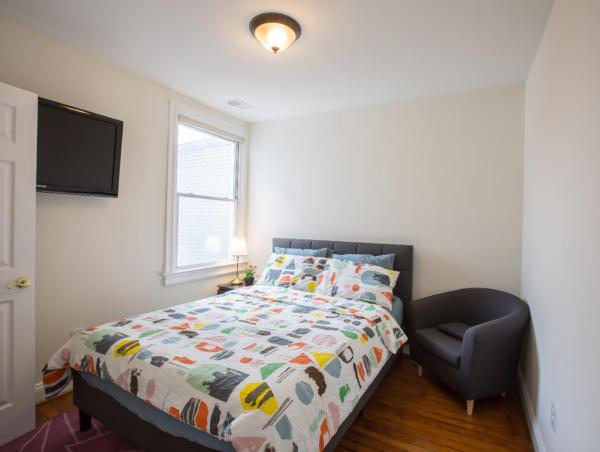 照片显示了位于Washington市的3-min walk to PETWORTH METRO STATION ;10 mins to CONVENTION CENTER: PRIVATE COZY and QUIET BEDROOM and BATHROOM物件。