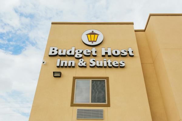 A la foto es mostra l'objecte Budget Host Inn & Suites situat a la ciutat de Four Corners.