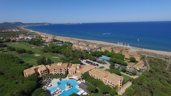 Na fotografii je vidět objekt La Costa Hotel Golf & Beach Resort nacházející se ve městě Pals.
