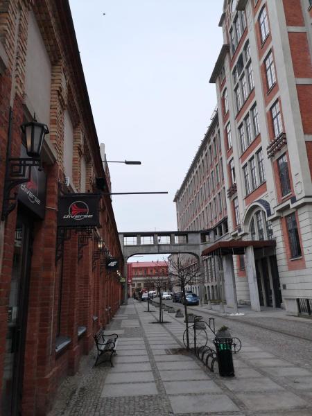 Na zdjęciu widoczny jest obiekt LoftStyle Apartament położony w mieście Wiskitki.