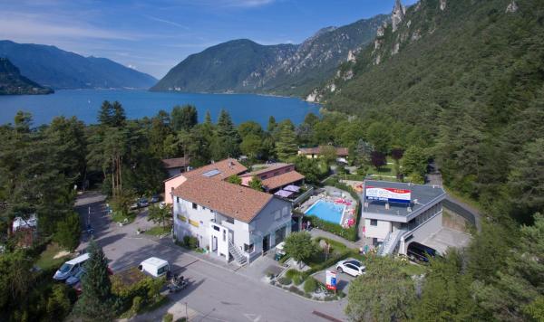 Na fotografii je vidět objekt Glamping Resort Rio Vantone nacházející se ve městě Anfo.