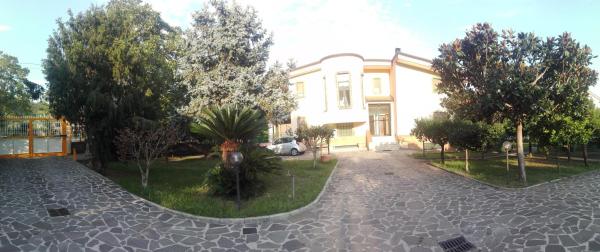 На фото показан объект B&B Villa Enza intero appartamento a Nocera Inferiore, Salerno, расположенный в городе Ночера-Инферьоре.