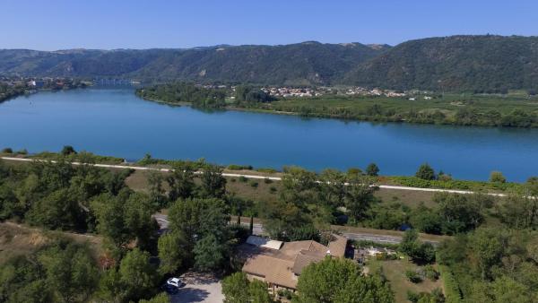 Na zdjęciu widoczny jest obiekt auberge du golf położony w mieście Glun.