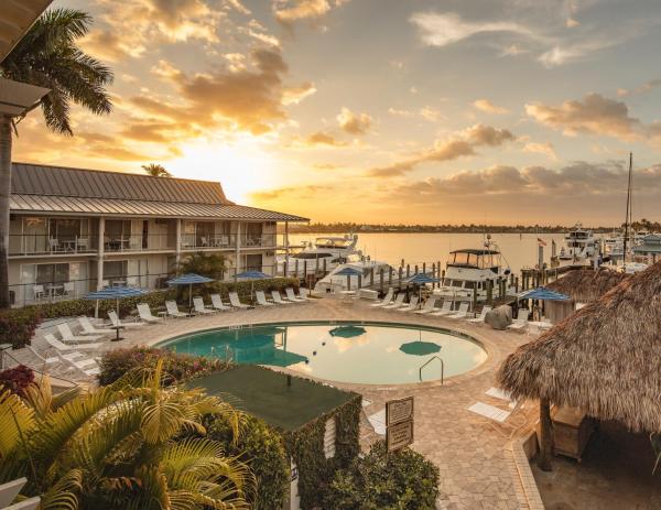 Na fotografii je vidět objekt Cove Inn on Naples Bay nacházející se ve městě Naples.