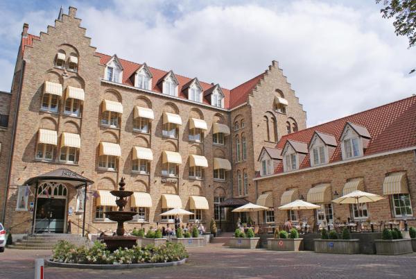 The photo shows the Fletcher Hotel-Restaurant de Dikke van Dale located in the city of Sluis.