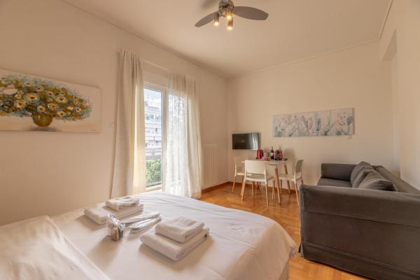 A la foto es mostra l'objecte Top sightseeing 3rd floor studio on a paved road! situat a la ciutat de Atenes.