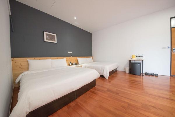 The photo shows the Deer Traveler Hostel located in the city of Yuchi.