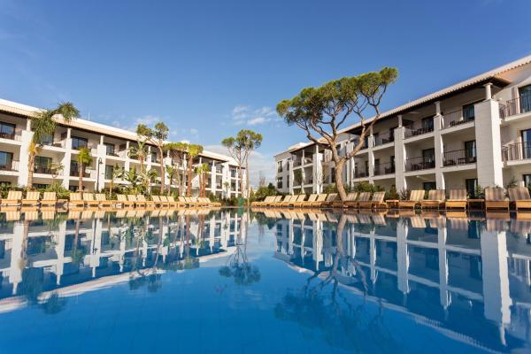 På billedet ses objektet Pine Cliffs Gardens beliggende i byen Albufeira.