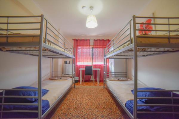 Quarto com 4 camas (Beliches+ 1 Sofá-cama), Porto