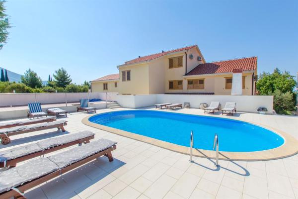 På billedet ses objektet Apartments Spomenka beliggende i byen Orebić.
