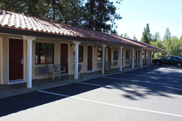 A la foto es mostra l'objecte Gold Trail Motor Lodge situat a la ciutat de Placerville.