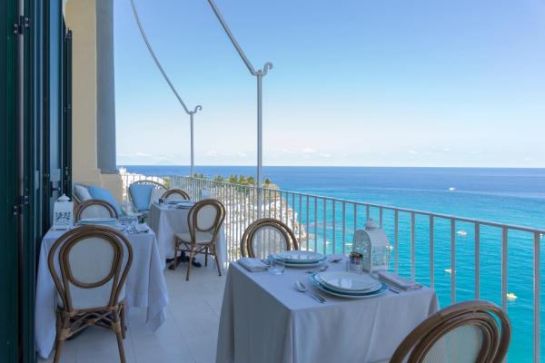 Na fotografii je vidět objekt Palazzo Mottola Tropea nacházející se ve městě Tropea.