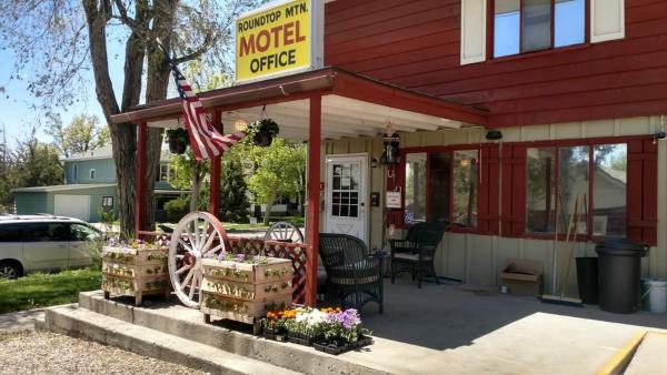A la foto es mostra l'objecte Roundtop Mountain Vista - Cabins and Motel situat a la ciutat de Thermopolis.