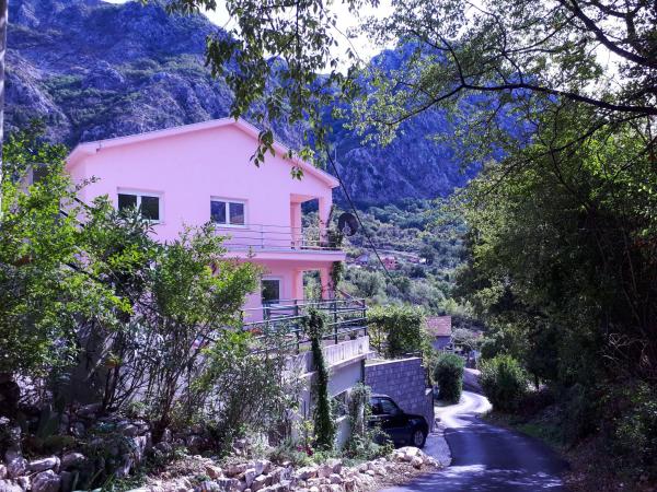A la foto es mostra l'objecte EcoHouse Risan Studio situat a la ciutat de Donje Ledenice.