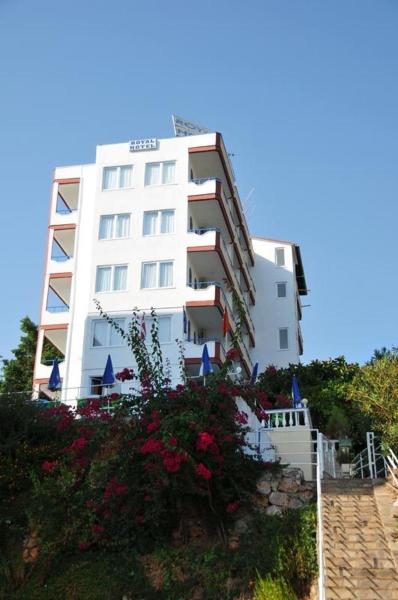 Na fotografii je vidět objekt Hotel Royal nacházející se ve městě Elikesik.
